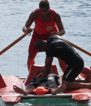 soccorritori Bagnini di Salvataggio - Assistenti Bagnanti impegnati in simulazioni di salvataggio - soccorso acquatico